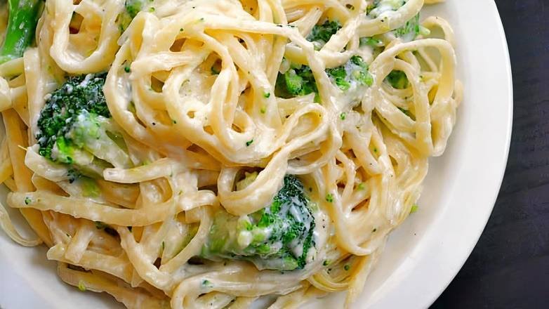 Fettuccine Alfredo/ Broccoli